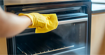 What’s Included in Our Oven Cleaning Service?